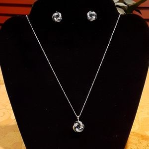 Blue and white diamonds knotted studs and pendant